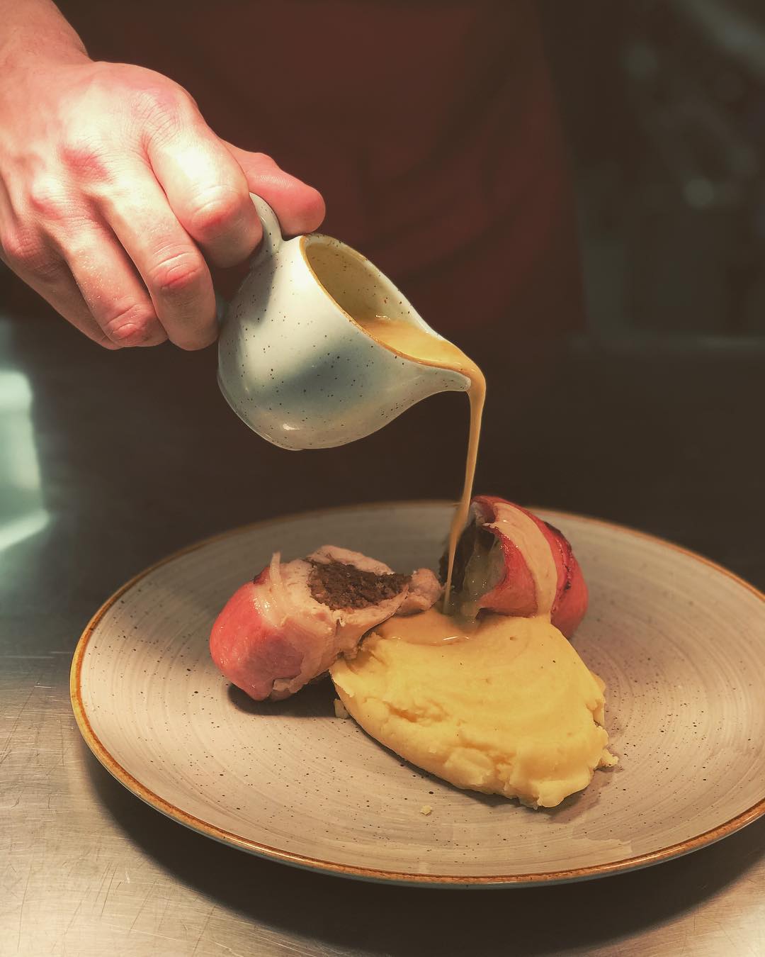 Andy and his Balmoral Chicken. Look at that pouring technique. Ooft.
.
.
#cumbriafood #lakedistrict #lakedistrictuk #cumbriafoodie #cumbria #penrith #carlisle #balmoralchicken #creamymash #food #foodie #wine #haggis #scotland #justovertheborder