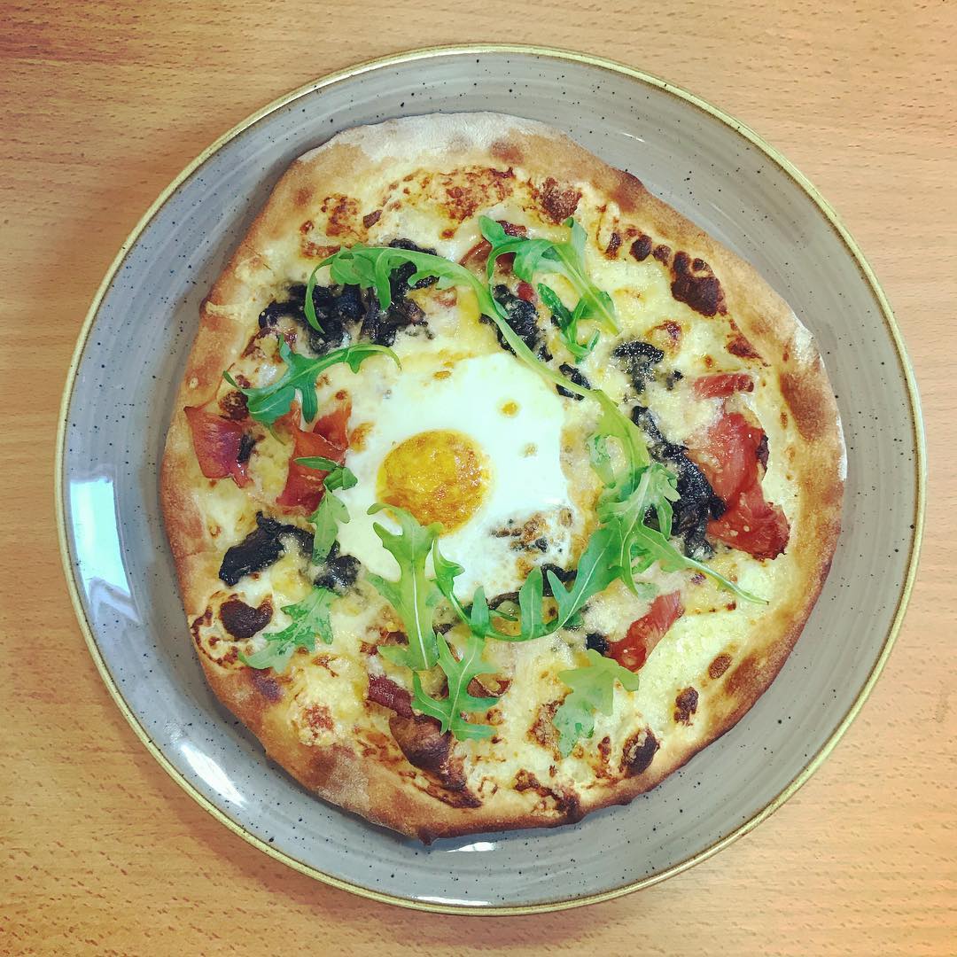 The Carbonara Pizza. The latest special from Oswalds. Parma Ham, Mushrooms, Parmesan on a Béchamel sauce base topped with a baked egg 🤤🤤
.
.
#pizza #carbonarapizza #cheese #parmaham #egg #food #foodie #local #cumbria #lakedistrict #penrith #carlisle #thelakes #cafeoswalds #cranstons