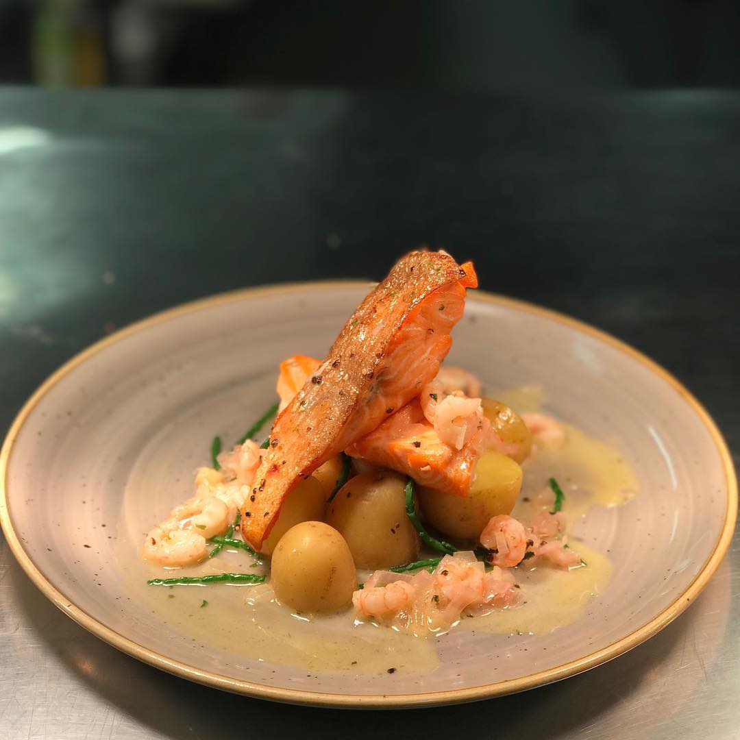 We are so lucky to have the brilliant @fynefish team in the food hall bellow. Our special for this weekend is Grilled Fillet of Sea Trout, Buttered New Potatoes, Samphire and Baby Prawns in a lemon butter sauce! .
.
#seatrout #fish #food #foodie #fynefish #local #cumbria #lakedistrict #penrith #carlisle #cranstons #cafeoswalds #cumbriafood