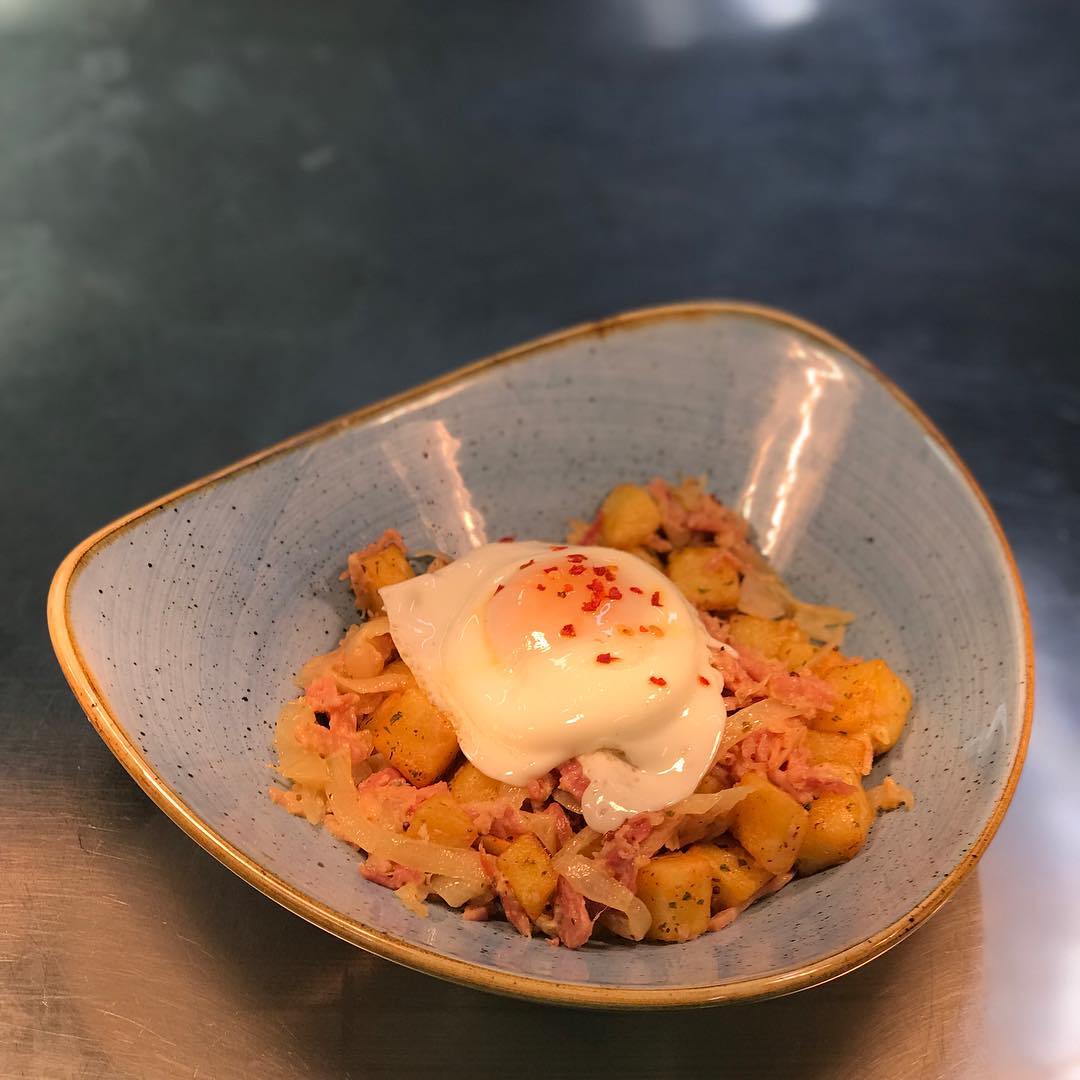 Andy’s Pulled Ham Hash using Parmentier Potatoes and topped with a runny egg! Absolutely DELICIOUS!
.
.
#cafeoswalds #pulledham #ham #meat #butchers #cranstons #lakedistrict #cumbria #penrith #carlisle