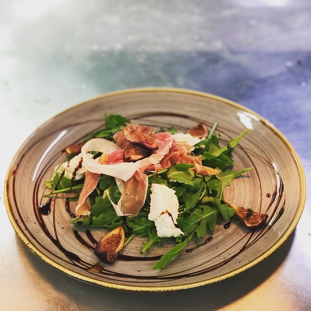 One of the specials from a couple of weeks ago… Parma Ham, Honey Baked Figs and Sweet Marscapone Salad with balsamic. A very light summery dish!
.
.
#food #foodie #ham #figs #cheese #cream #salad #cumbria #lakedistrict #penrith