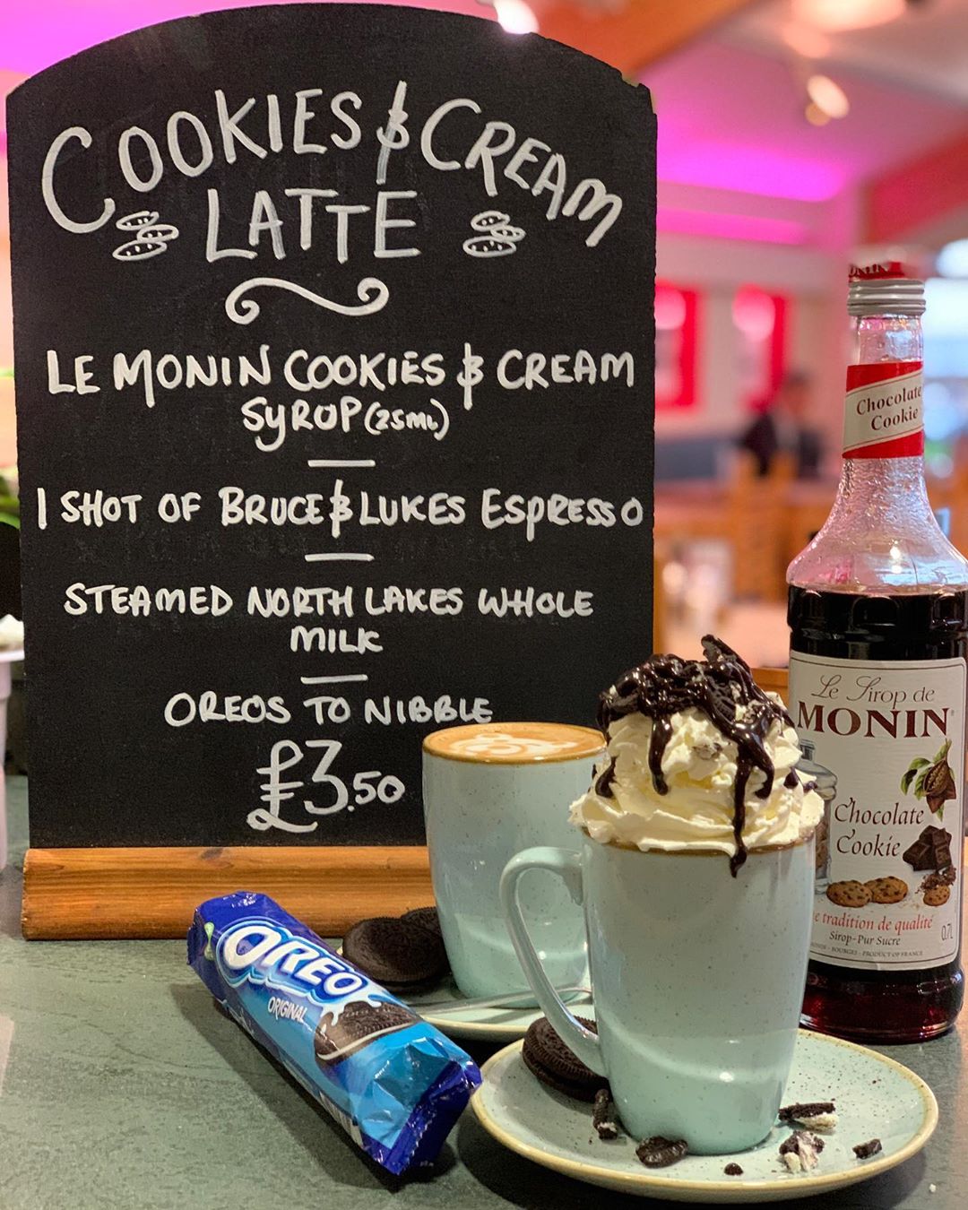 It’s International Coffee Day today! So we’ve got a sweet treat for you! A cookies and cream latte 🤤🤤 #internationalcoffeeday #coffee #oreos #bruceandlukes