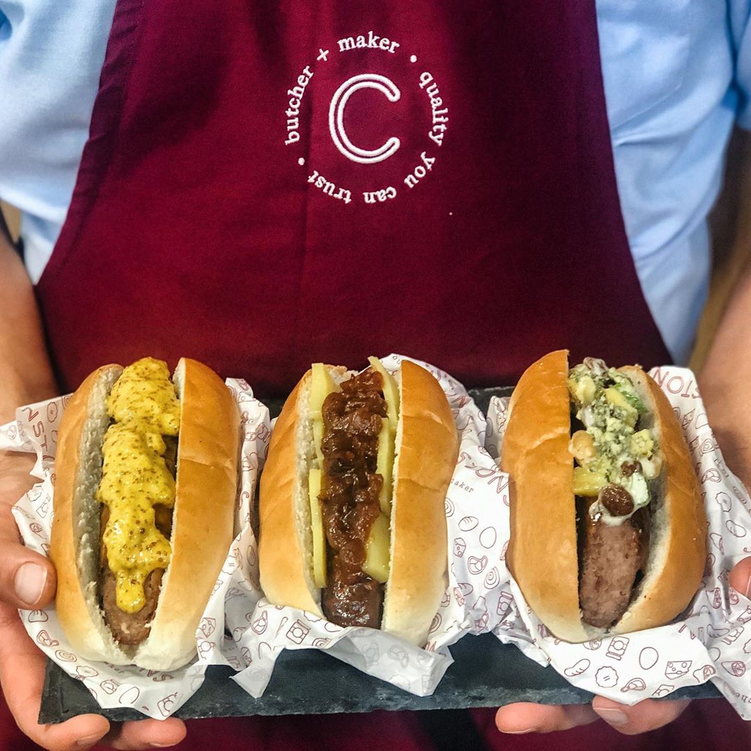 On the sampling table this weekend we have these bonfire bangers! 🌭💥
Catch them on sample today at our Cumbrian Food Hall and tomorrow at our Orton Grange Food Hall. 
We have Cumberlands topped with:
– Cumberland Honey Mustard & Mayo
– Comte and Caramelised Onion Chutney – Blue cheese & Cranstons celery, nut & sultana salad